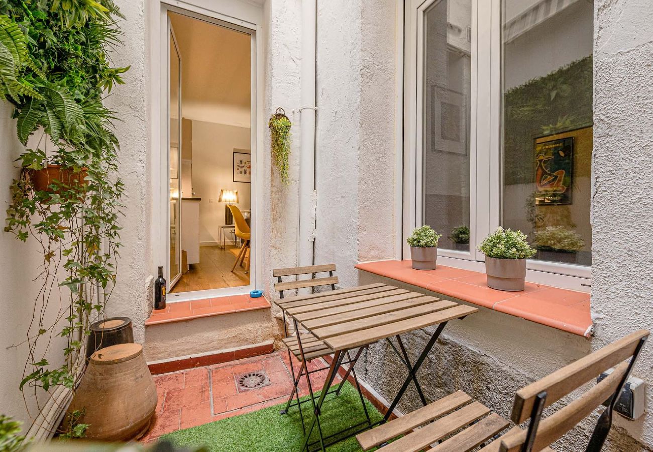 Apartment in Madrid - apt with beautiful inner courtyard in the center of Madrid by Sharing Co. 