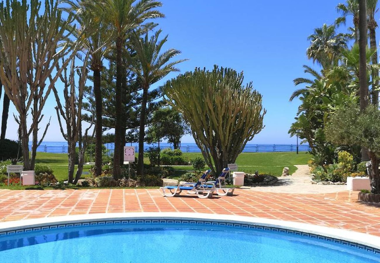 Apartment in Marbella - Amazing 3bedroom flat with seafront views + pool by Sharing Co. 