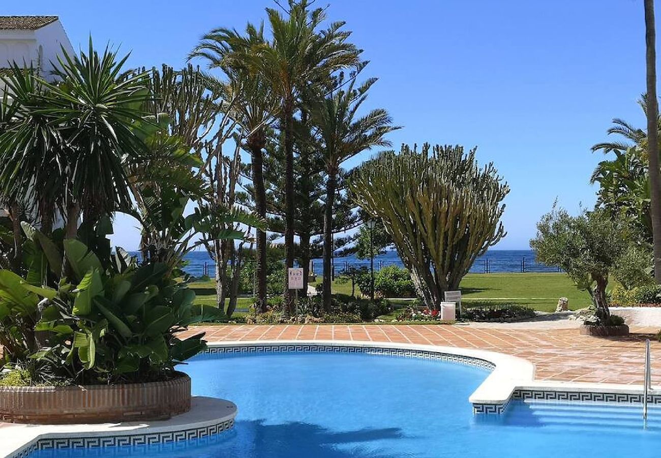 Apartment in Marbella - Amazing 3bedroom flat with seafront views + pool by Sharing Co. 