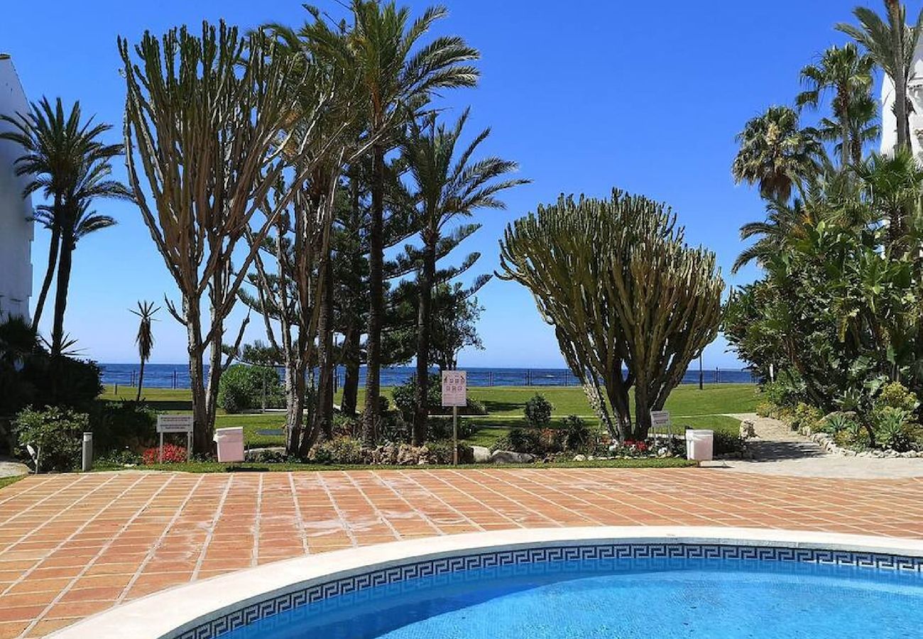 Apartment in Marbella - Amazing 3bedroom flat with seafront views + pool by Sharing Co. 