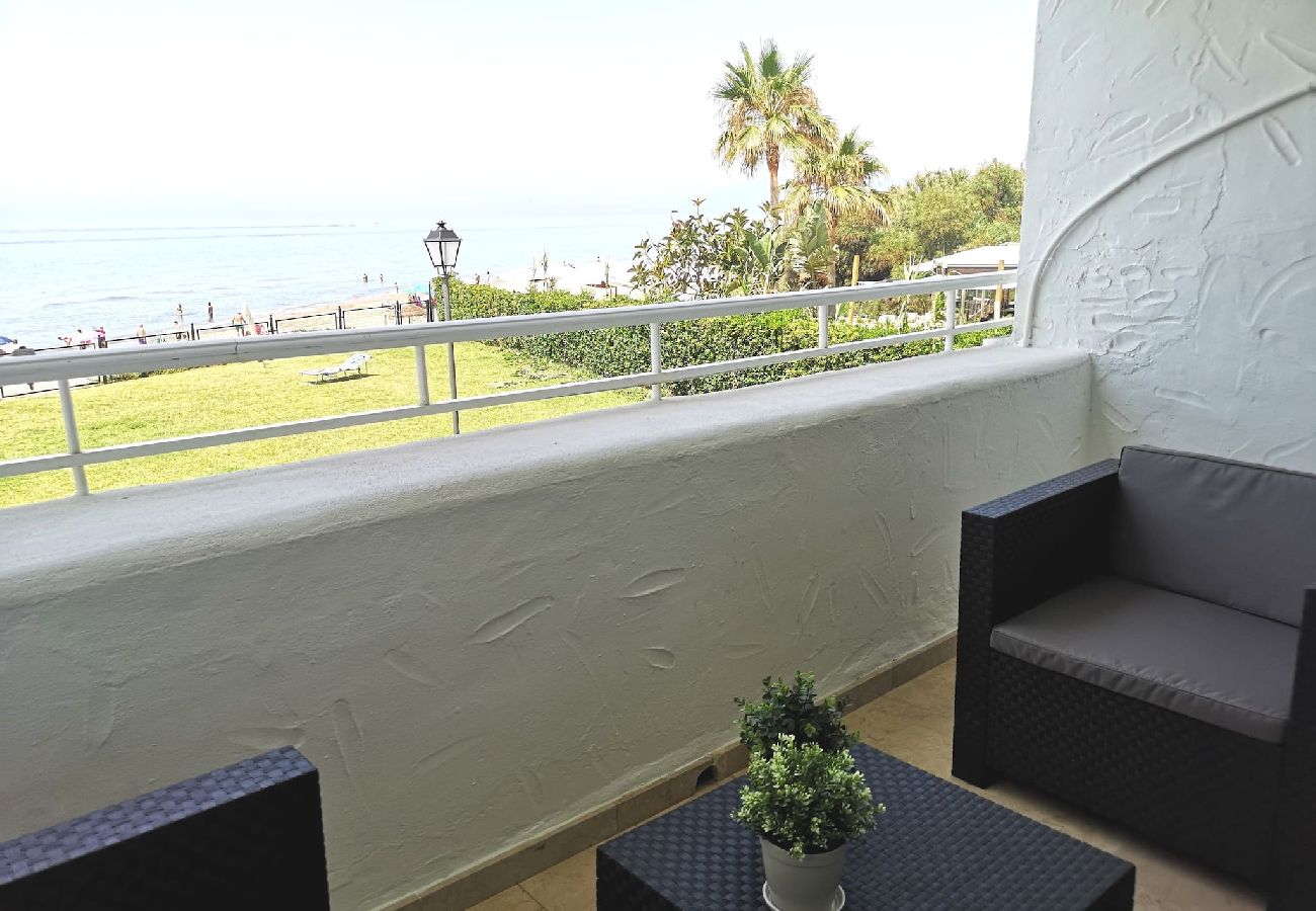 Apartment in Marbella - Amazing 3bedroom flat with seafront views + pool by Sharing Co. 