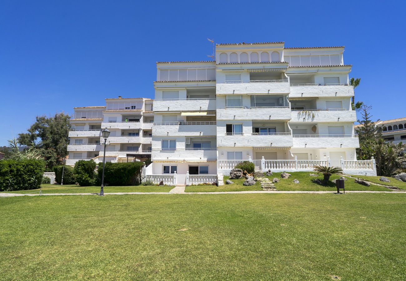Apartment in Marbella - Amazing 3bedroom flat with seafront views + pool by Sharing Co. 