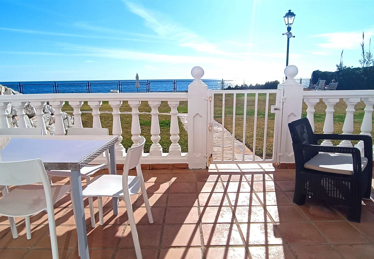 Apartment in Marbella - Modern apartment with pool on the beachfront in Marbella by SharingCo 