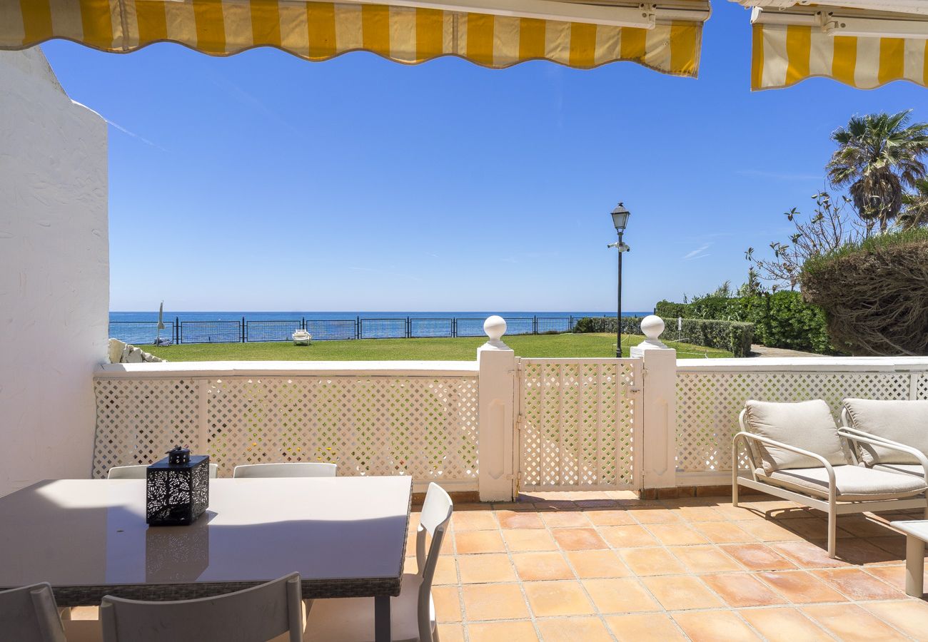 Apartment in Marbella - Modern apartment with pool on the beachfront in Marbella by SharingCo 