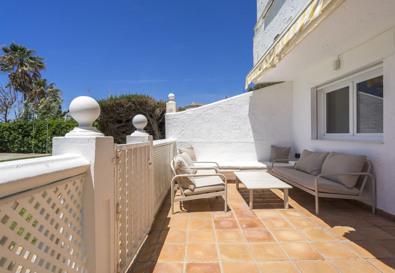 Apartment in Marbella - Modern apartment with pool on the beachfront in Marbella by SharingCo 