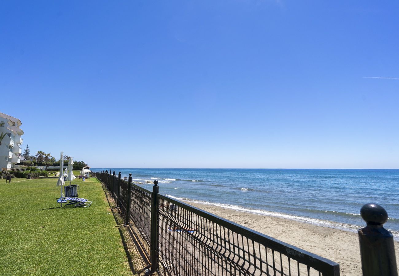 Apartment in Marbella - Modern apartment with pool on the beachfront in Marbella by SharingCo 