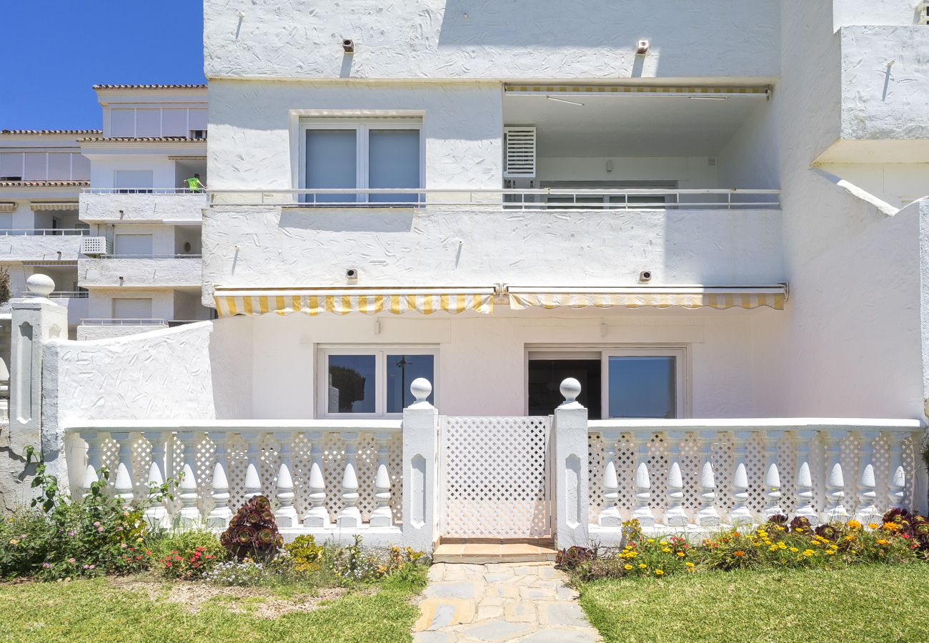 Apartment in Marbella - Modern apartment with pool on the beachfront in Marbella by SharingCo 