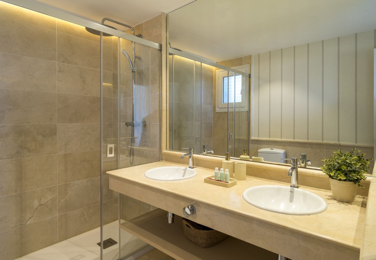 Apartment in Marbella - Modern apartment with pool on the beachfront in Marbella by SharingCo 