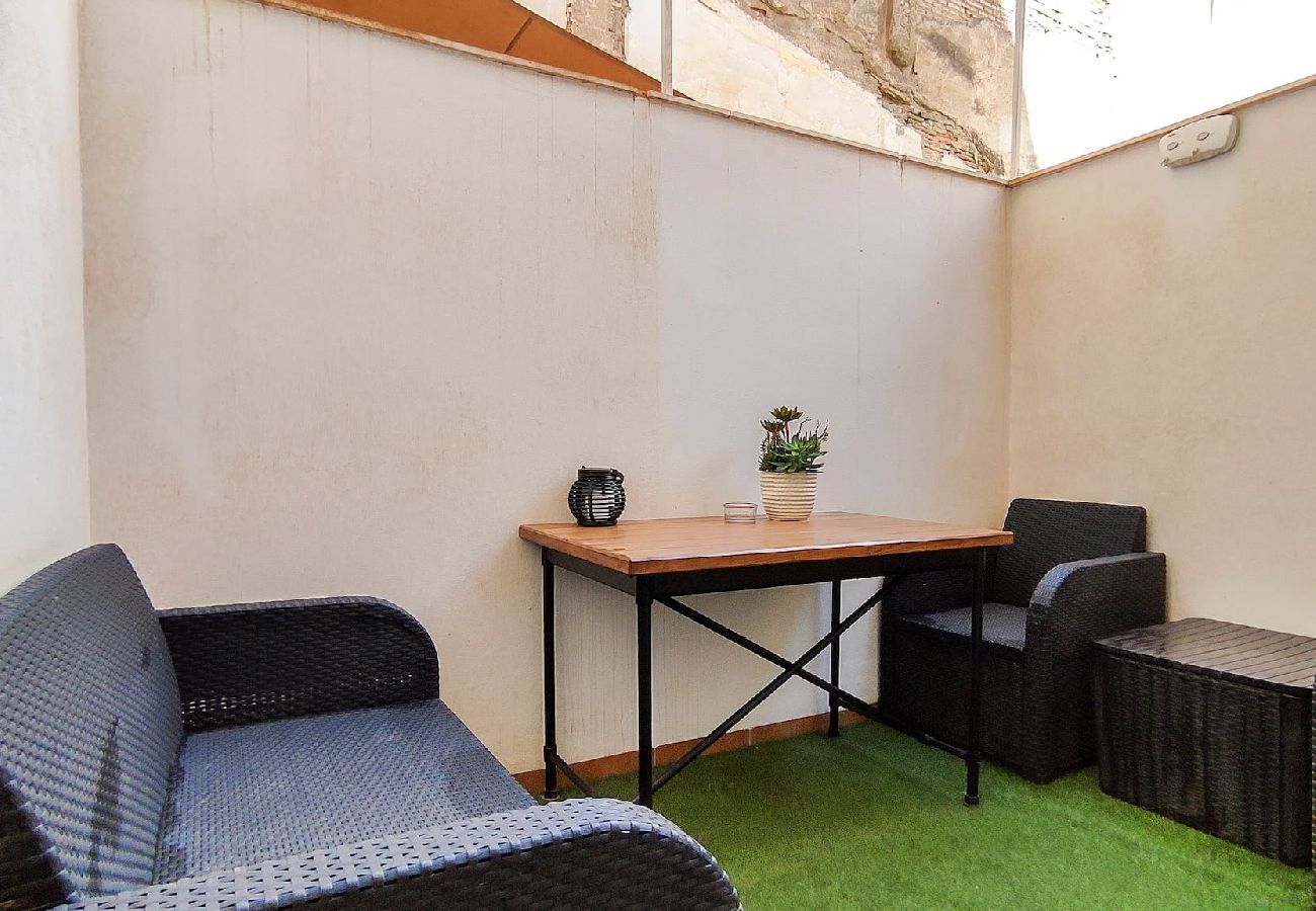 Apartment in Málaga - Bright Apt with beautiful courtyard yard in the center of Málaga by Sharing Co. 