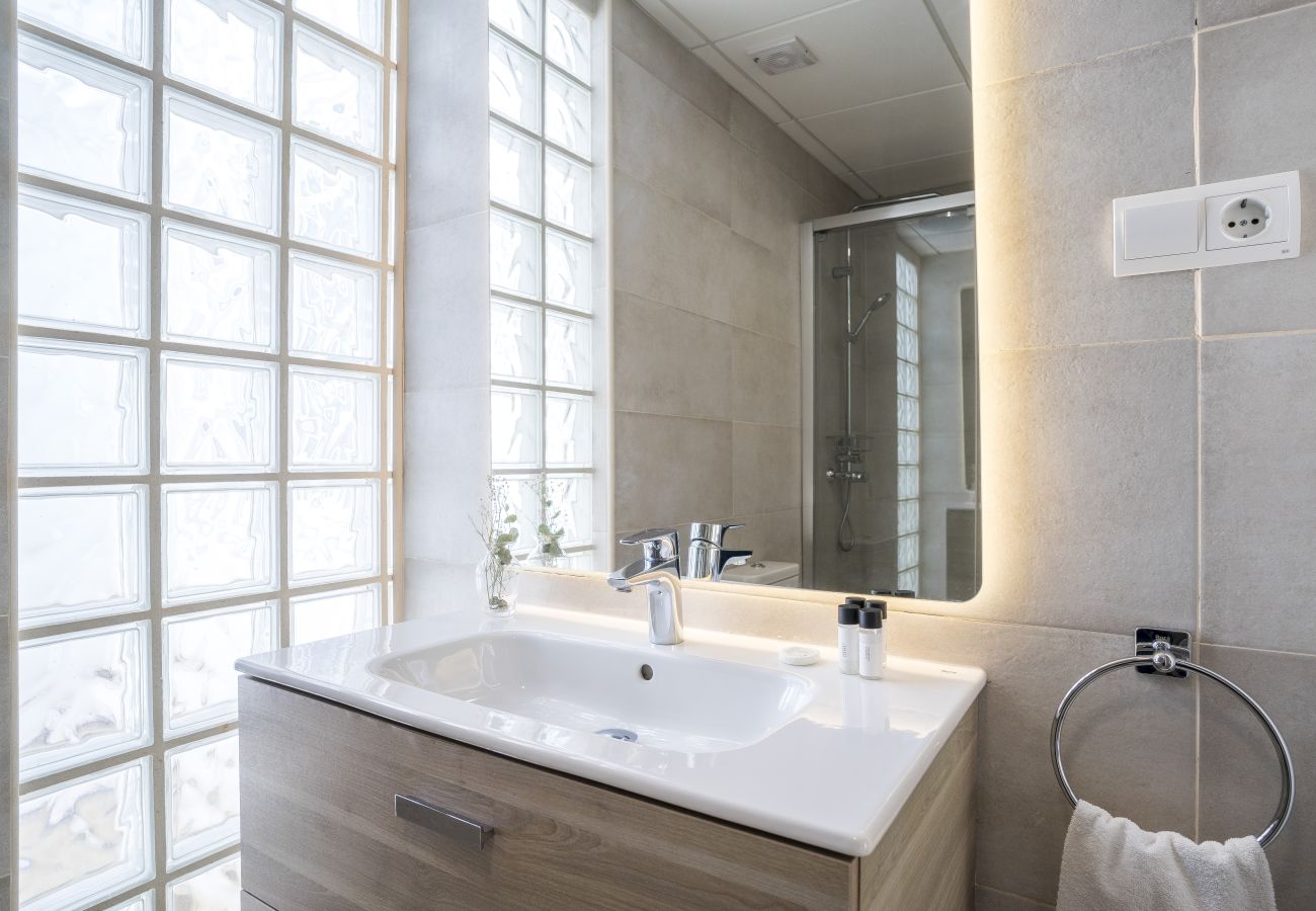 Apartment in Málaga - Atarazanas 2 Bedrooms by SharingCo  