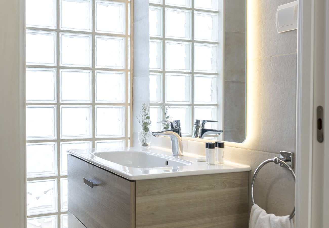 Apartment in Málaga - Atarazanas 2 Bedrooms by SharingCo  