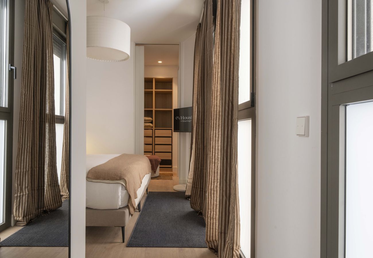 Apartment in Madrid - Housing Castilla by Sharing Co (with balcony)